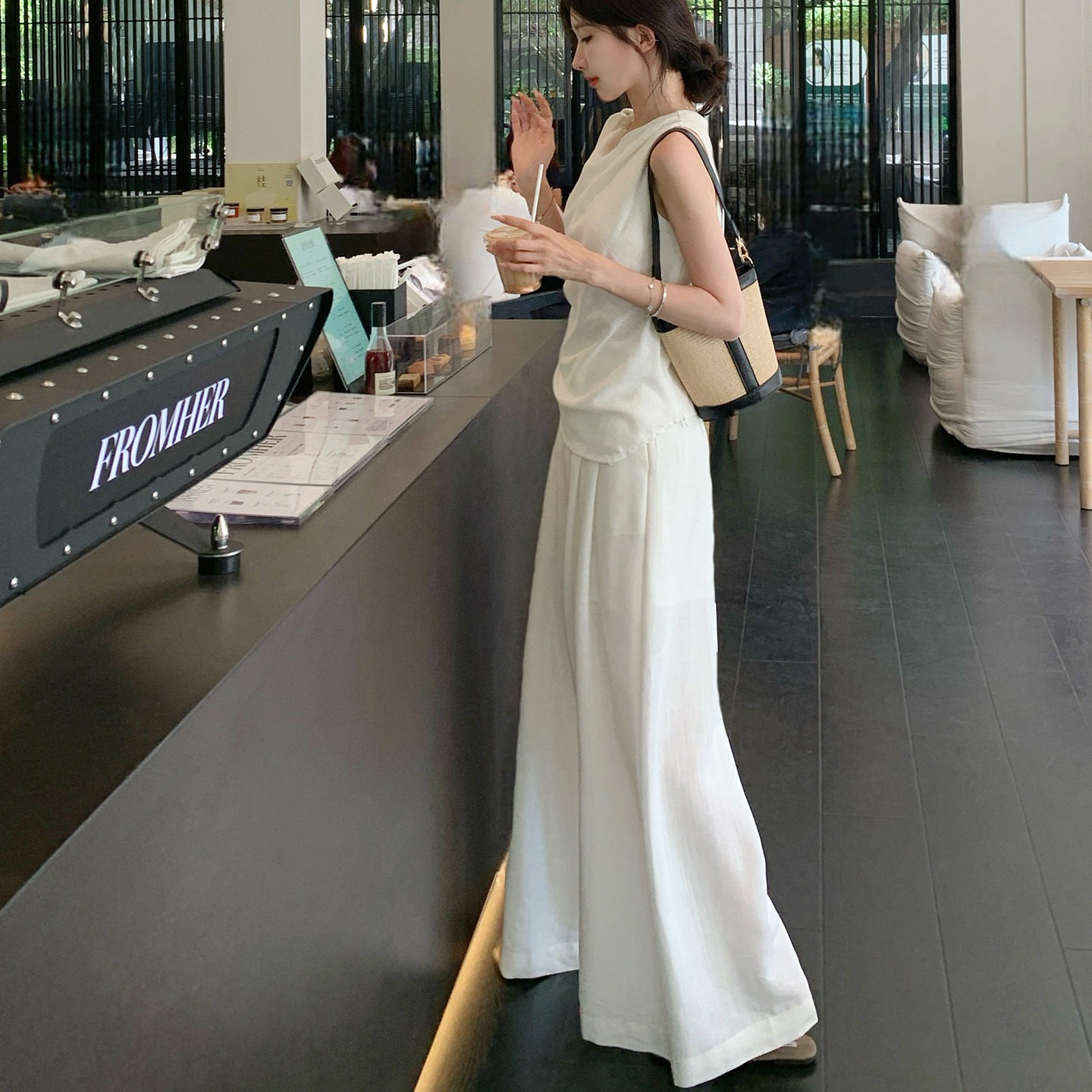 2026 Summer White Sleeveless Top and Pants Two-Piece Set for Women - Image 2