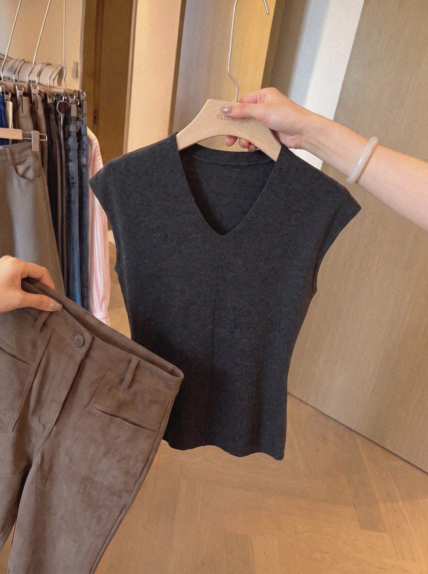 Minimal Korean Style V-Neck Knit T-Shirt with Flutter Sleeves for Women Short Sleeve Slimming Solid Color Base Layer Top